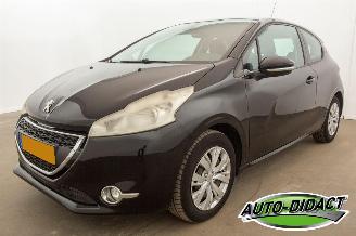 krockskadad bil auto Peugeot 208 1.2 VTi Clima Navi Envy 2012/12