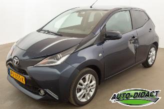 krockskadad bil auto Toyota Aygo 1.0 X-Joy Navi Camera Clima VVT-i 2017/9