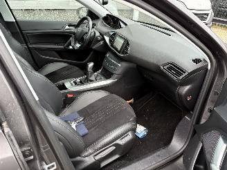 Peugeot 308 1.2 PureTech Allure picture 38