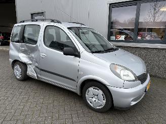 damaged passenger cars Toyota Yaris-verso 1.3 16V VVT-i Luna Automaat 2000/3