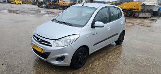 damaged passenger cars Hyundai I-10  2013/1