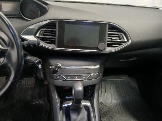 Peugeot 308 308 SW (L4/L9/LC/LJ/LR) Combi 5-drs 1.2 12V e-THP PureTech 130 (EB2DTS=
(HNY)) [96kW]  (03-2014/06-2021) picture 17