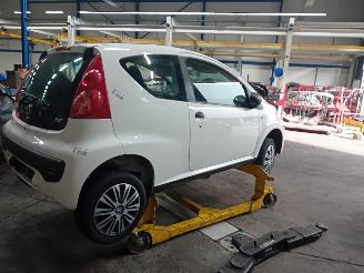 Peugeot 107 107 Hatchback 1.0 12V (384F(1KR)) [50kW]  (06-2005/05-2014) picture 3