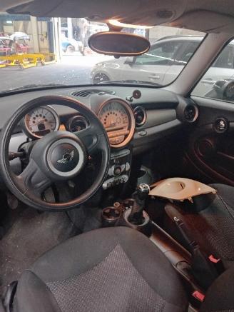 Mini Mini Mini (R56) Hatchback 1.4 16V One (N12-B14A) [70kW]  (11-2006/03-2010) picture 5