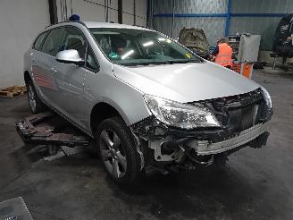 Opel Astra Astra J Sports Tourer (PD8/PE8/PF8) Combi 1.4 Turbo 16V (A14NET(Euro 5=
)) [88kW]  (10-2010/04-2016) picture 2