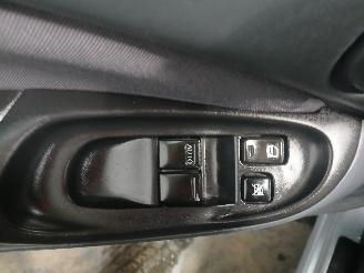 Nissan Almera Almera (N16) Hatchback 1.5 16V (QG15DE(Euro 4)) [72kW]  (10-2002/09-20=
06) picture 13