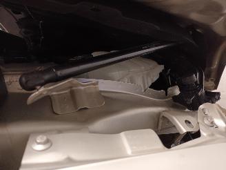 Volvo V-40 V40 Cross Country (MZ) Hatchback 5-drs 1.5 T3 16V Geartronic (B4154T4(=
Euro 6b)) [112kW]  (04-2015/08-2019) picture 31