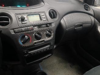 Toyota Yaris Yaris (P1) Hatchback 1.3 16V VVT-i (2SZFE) [64kW]  (04-2002/09-2005) picture 16