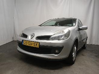 Vaurioauto  passenger cars Renault Clio Clio III (BR/CR) Hatchback 1.4 16V (K4J-780) [72kW]  (06-2005/12-2012)= 2006/1