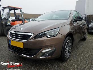 krockskadad bil auto Peugeot 308 1.6 THP Premiere 2014/3