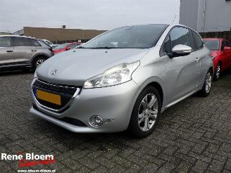 skadebil auto Peugeot 208 1.2 VTI Envy Airco 2013/4