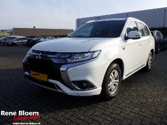 Damaged car Mitsubishi Outlander 2.4 PHEV Pure  Aut Navi 2020/11