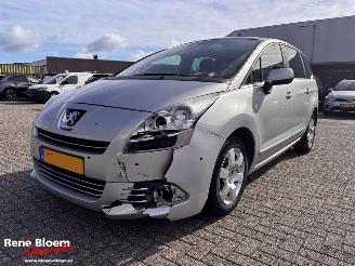 Vaurioauto  passenger cars Peugeot 5008 1.6 e-HDi Executive 7p 2013/5