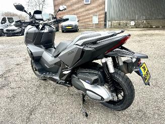 Honda  ADV 350A 29pk Matgrijs - keyless - handvat verwarming - abs - slechts 5284km gelopen - lichte krassen picture 6