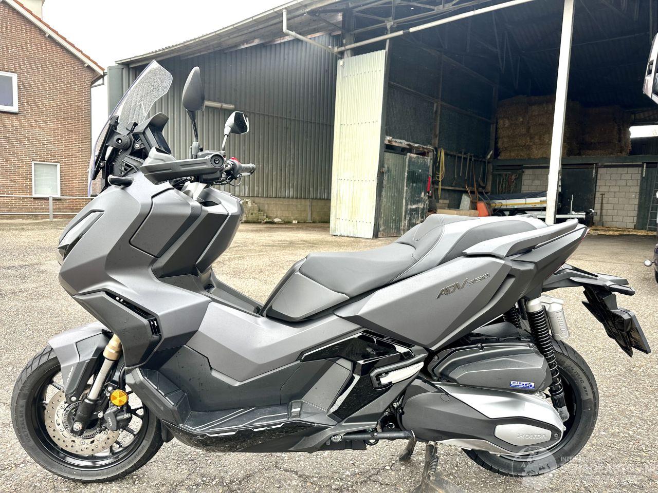 Honda  ADV 350A 29pk Matgrijs - keyless - handvat verwarming - abs - slechts 5284km gelopen - lichte krassen