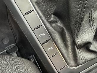 Volkswagen Taigo 1.0 TSI 116pk aut + F1 R-line - pano - virtual - front + line + side assist - navi - camera - sfeerverl - 3x r-line picture 37