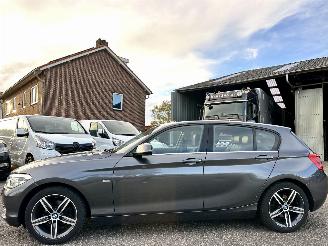 skadebil auto BMW 1-serie 118i 136pk 6-bak Cent Sportline 5drs - schuifdak - nap - leer - navi - stoelverw - licht + regensensor 2017/2