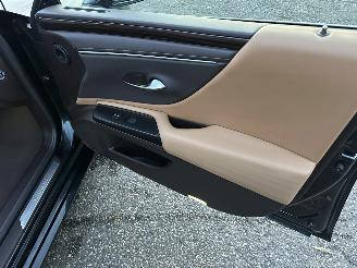 Lexus ES Gereserveerd 300H Hybrid 243pk aut + f1 Luxury Line - schuifdak - nap - front + line + side assist - stoelverw + koeling picture 46