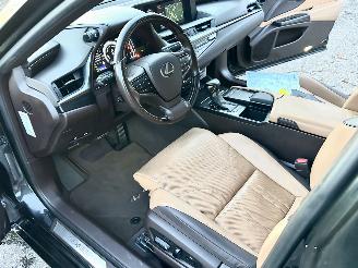 Lexus ES Gereserveerd 300H Hybrid 243pk aut + f1 Luxury Line - schuifdak - nap - front + line + side assist - stoelverw + koeling picture 17