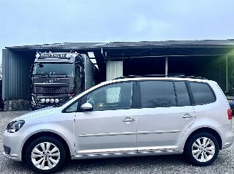 skadebil bedrijf Volkswagen Touran VAN 1.6 TDI 105pk 7-Traps dsg aut Comf - nap - clima - cruise - trekh - lmv - privacy glass - luxe uitvoering 2013/4