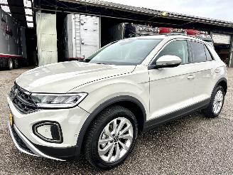 Volkswagen T-Roc Gereserveerd 1.5 TSI 150pk 7-Traps aut Life - 7dkm nap - navi - cam - virtual - front + line + park assist - keyless picture 2