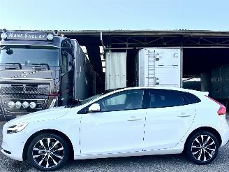 Coche accidentado Volvo V-40 1.5 T3 152pk Aut + f1 Dynamic Ed - nap - pano - leer - stoelverw - navi - camera - keyless - pdc v+a 2018/9