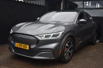 uszkodzony samochody osobowe Ford Mustang Mach-e 98Kwh Extended First Edition Awd 337 Pk *Navi/Leder/Camera/Panorama/Stoelverwarming 2021/8