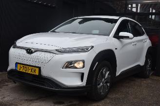 Vaurioauto  passenger cars Hyundai Kona 64Kwh Fashion 204Pk 3Fase 100% Soh *Navi/Clima/Camera 2020/12