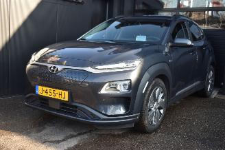 damaged passenger cars Hyundai Kona 64Kwh Premium 204Pk 3FASE 100% Soh *Navi/Clima/Camera/Leder/Stoelverwarming 2020/12