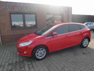 damaged passenger cars Ford Focus TITANIUM X XENON 2013/1