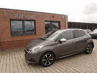 Auto incidentate Peugeot 208 TECH EDITION AUTOMAAT. 2019/1