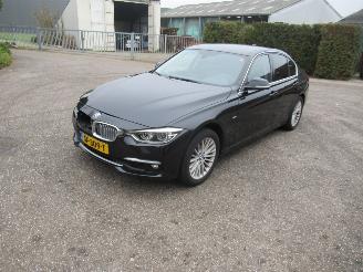 Voiture accidenté BMW 3-serie 318i Luxury 2018/3