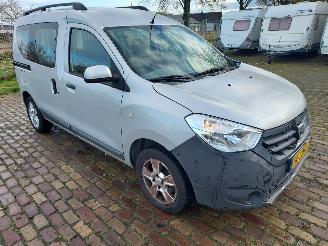 Schadeauto Dacia Dokker 1.2 Laureante + apk 2015/2