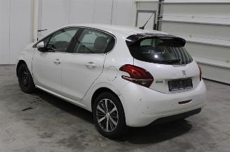 Peugeot 208  picture 4