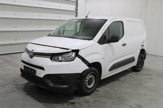 damaged passenger cars Toyota ProAce CITY 2023/1