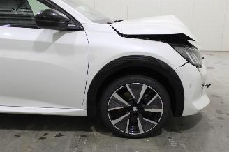 Peugeot 208  picture 8