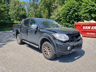 uszkodzony samochody osobowe Mitsubishi L-200 2.4 DI-D Aut Double Cab 2016/5