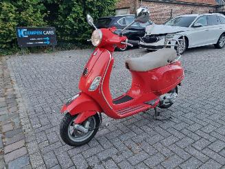 krockskadad bil bromfiets Vespa  LX50 2017/4