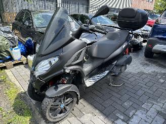 krockskadad bil motor Piaggio MP3 300 HPE VOORKAPSCHADE 2022/8