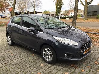 Schadeauto Ford Fiesta 1.6 tdci lease titanium volle auto met lichte zeer schade 2013/10