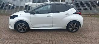Toyota Yaris Hybrid Black& White Team Full-Led Climatecontrol CruiseControl Stoelverwarming Dab Apple CarPlay Achteruitrijcamera automatische dimmende binnenspiegel Stuurwiel met verwarming  Privacyglas Keyless entry 2024/11