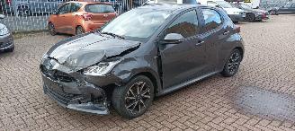 uszkodzony samochody osobowe Toyota Yaris 1.5-Hybrid Full-Led Navi Climatecontrol CruiseControl Stoelverwarming Lichtautomaat Achteruitrijcamera Keyless entry armsteun 2020/12