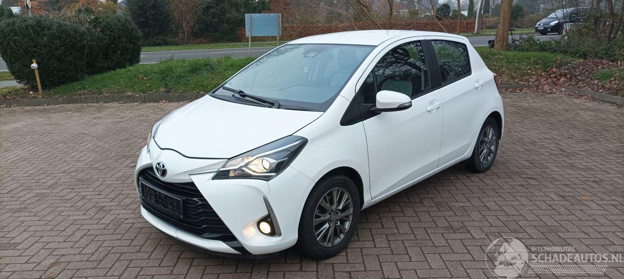 Toyota Yaris Facelift model Edition 1.5VVTI-E Airconditioning stoelverwarming Multicolor Display Met Navi voorbereiding Achteruitrijcamera Regensensor Licht assistent Drivelane assistent Leren multi stuurwiel Mistlampen 15-inch Toyota velgen