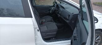 Toyota Yaris Facelift model Edition 1.5VVTI-E Airconditioning stoelverwarming Multicolor Display Met Navi voorbereiding Achteruitrijcamera Regensensor Licht assistent Drivelane assistent Leren multi stuurwiel Mistlampen 15-inch Toyota velgen picture 31