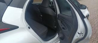 Toyota Yaris Bj:11-2024 Black& White Edition 1.5-Hybrid Climatecontrol CruiseControl Stoelverwarming Lichtautomaat Privacyglas Full-Led koplampen Apple Car Android Systeem Inductie laadstation Stuurwiel met verwarming Achteruitrijcamera 4xelek ramen picture 22