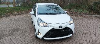 krockskadad bil auto Toyota Yaris Bj:10-2017 Facelift 1.5-Benzine 111pk Touchscreen met Camera Lichtautomaat Drivelane assistent Leren multi stuurwiel Stoelverwarming 2017/10