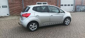 Kia Venga Bj:08-2013 1.6 Benzine Automaat Climatecontrol 4xElek ramen Elektrische-spiegels met verwarming Stoelverwarming Lichtautomaat Privacyglas armsteun voor en achter Keyless entry Parkeersensoren achter Trekhaak Mistlampen picture 3