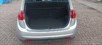 Kia Venga 1.6-DOHC Automatik Climatecontrol Stoelverwarming Lichtautomaat Privacyglas armsteun voor en achter 4xelek ramen Elektrische-spiegels met inklap stand Parkeersensoren Keyless-entry Mistlampen 16-inch Kia velgen picture 17