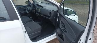 Toyota Yaris 1.5 Benzine 112pk Airconditioning Stoelverwarming Lichtautomaat Multi color Display met Achteruitrijcamera picture 19
