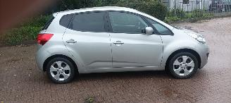 Kia Venga Dream-Team 1.6 Benzine Automaat Keyless entry Climatecontrol Stoelverwarming Lichtautomaat Privacyglas Parkeersensoren achter Trekhaak Mistlampen 16-inch Lichtmetalen velgen picture 3